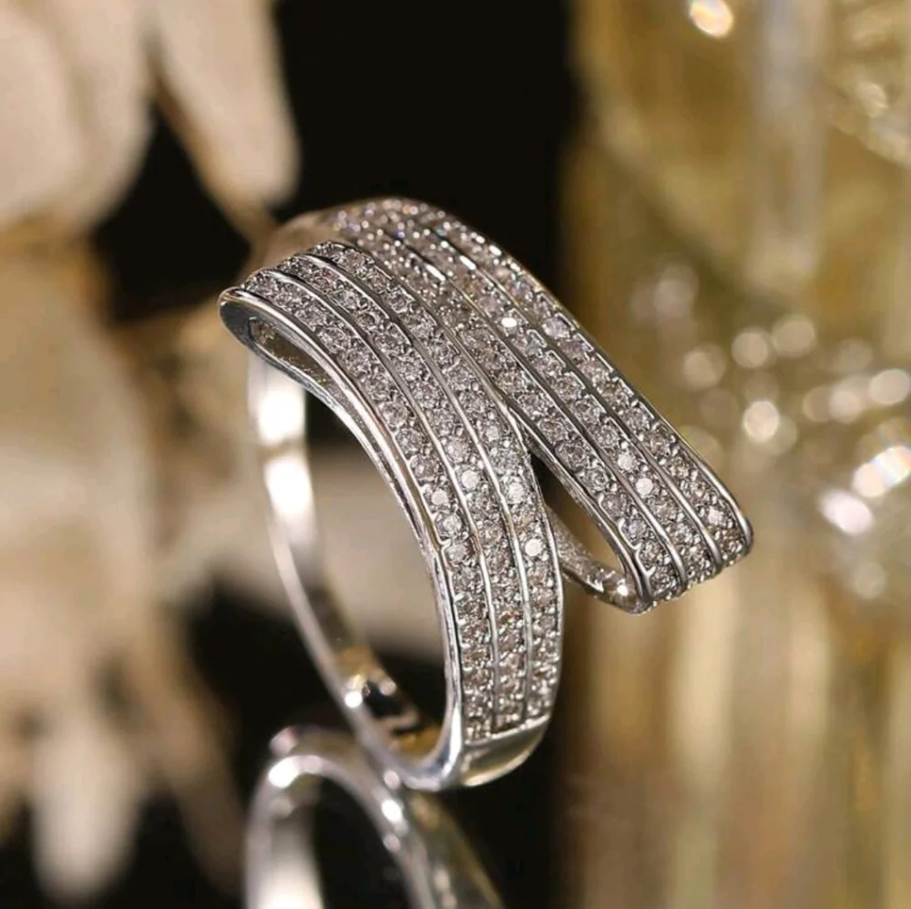 BRAND NEW ** Elegant Silver Diamond Women's Ring